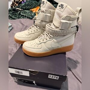 Nike SF Air Force 1 - Light Gray with Gum Sole